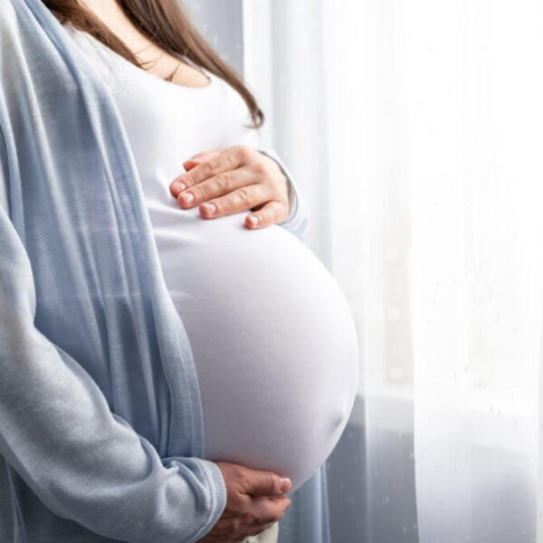 Pregnant woman Proteinuria 1024x666 1 600x600